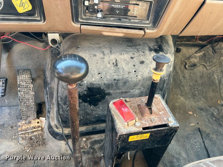 image for item LU9782 1991 Ford F800F  dump truck