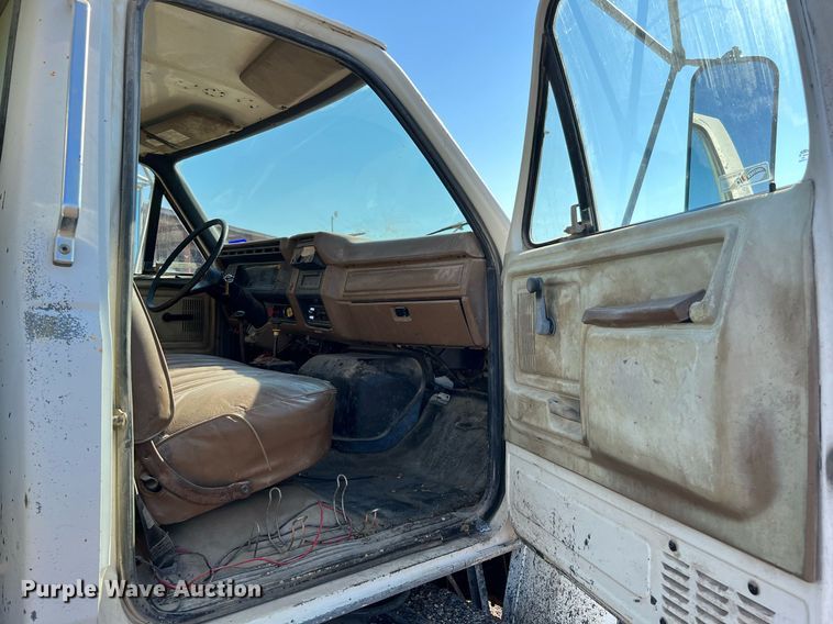 image for item LU9782 1991 Ford F800F  dump truck