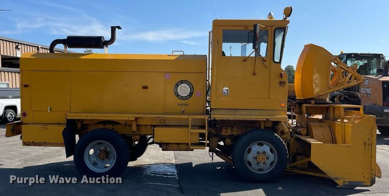 image for item LV9914 1978 SMI 5000  snow blower truck