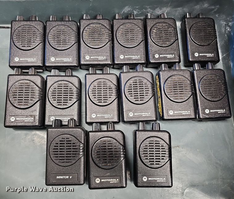 image for item MH9377 (15) Motorola Minitor V pagers