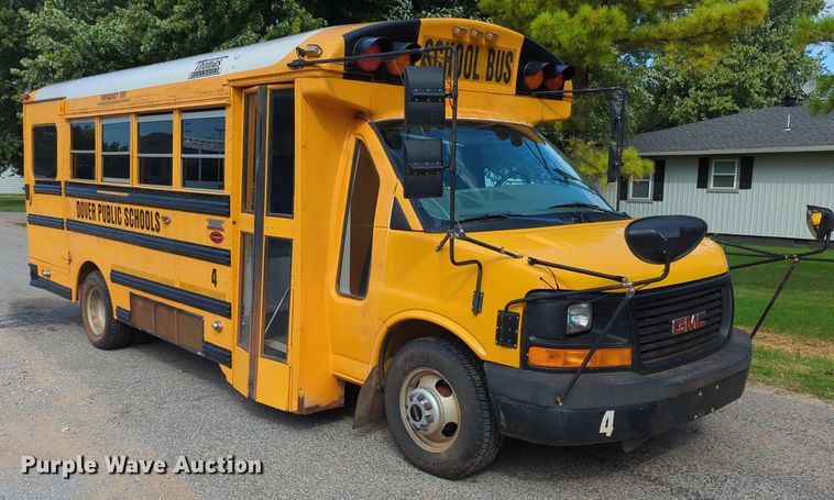 image for item MX9388 2005 Thomas Built  shuttle bus