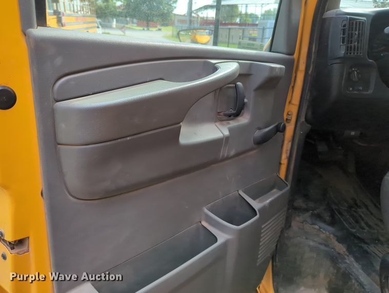 image for item MX9388 2005 Thomas Built  shuttle bus