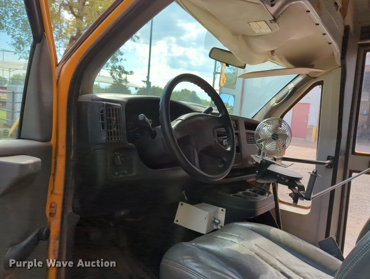 image for item MX9388 2005 Thomas Built  shuttle bus