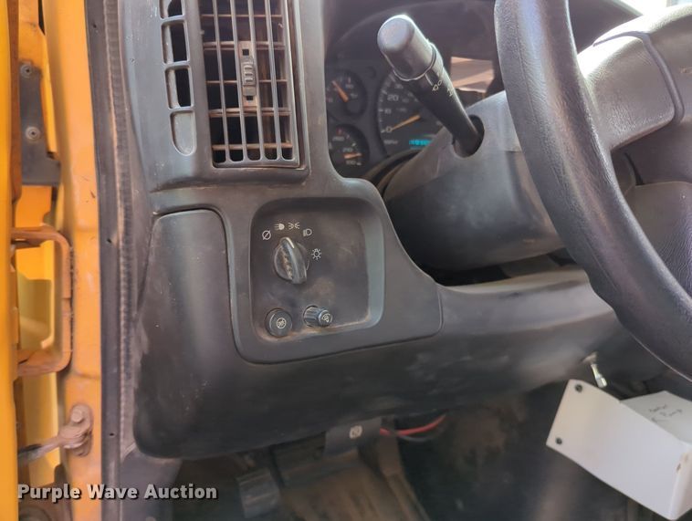 image for item MX9388 2005 Thomas Built  shuttle bus