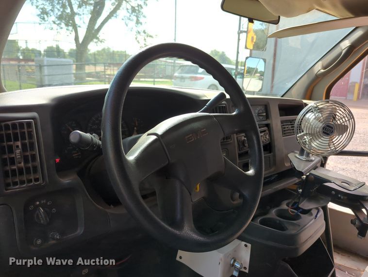 image for item MX9388 2005 Thomas Built  shuttle bus