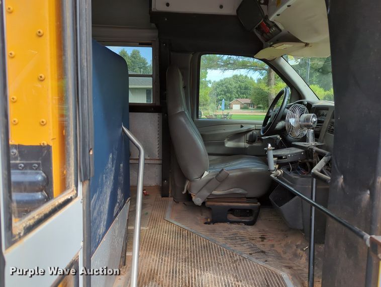 image for item MX9388 2005 Thomas Built  shuttle bus