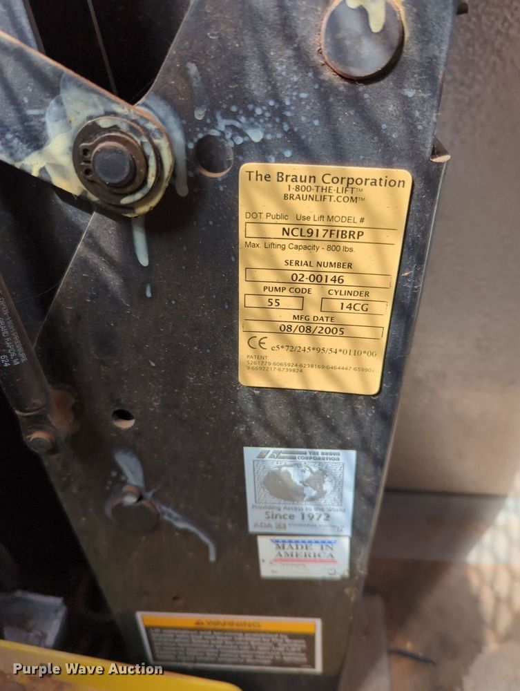 image for item MX9388 2005 Thomas Built  shuttle bus