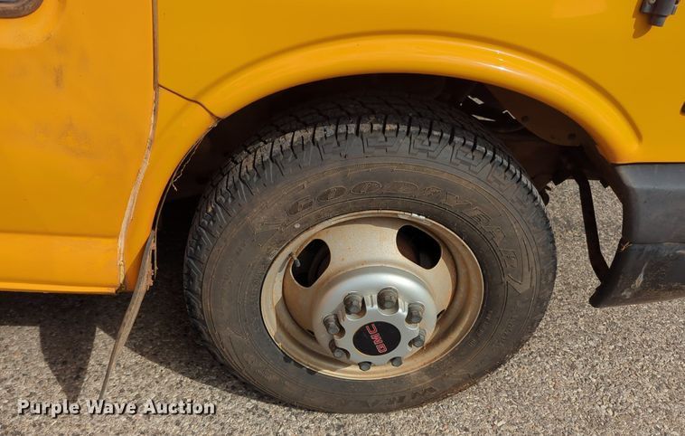 image for item MX9388 2005 Thomas Built  shuttle bus