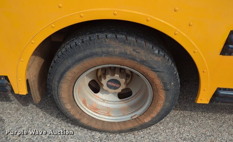 image for item MX9388 2005 Thomas Built  shuttle bus