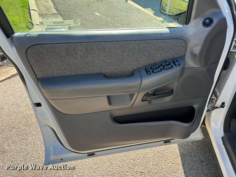 image for item NA9209 2004 Ford Explorer SUV
