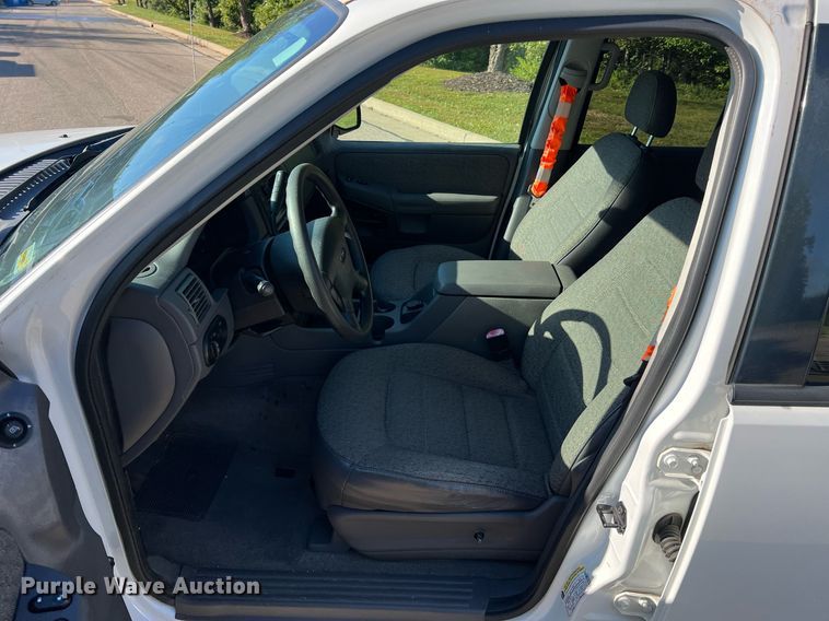 image for item NA9209 2004 Ford Explorer SUV