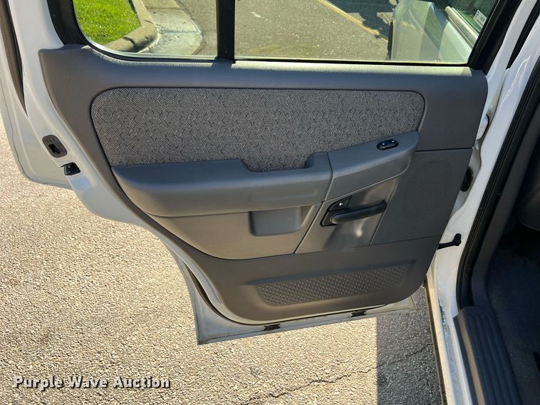 image for item NA9209 2004 Ford Explorer SUV