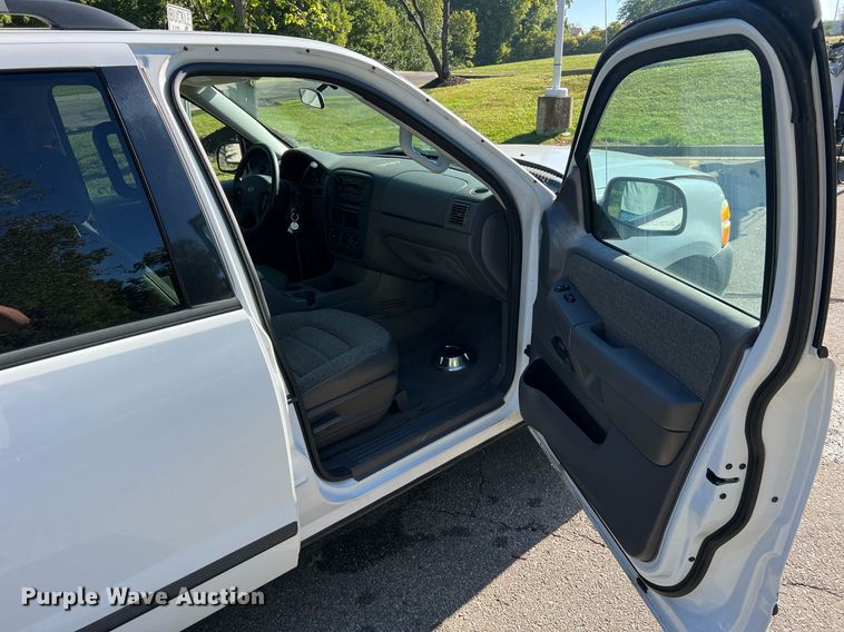 image for item NA9209 2004 Ford Explorer SUV