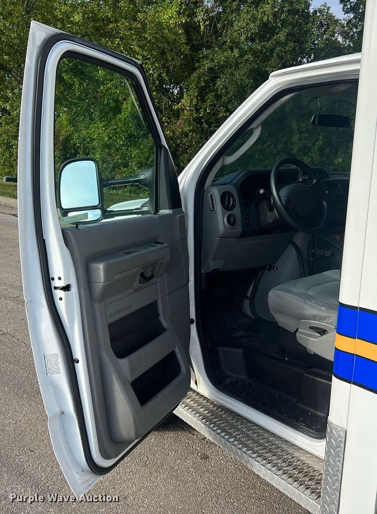 image for item NA9212 2010 Ford E450 ambulance