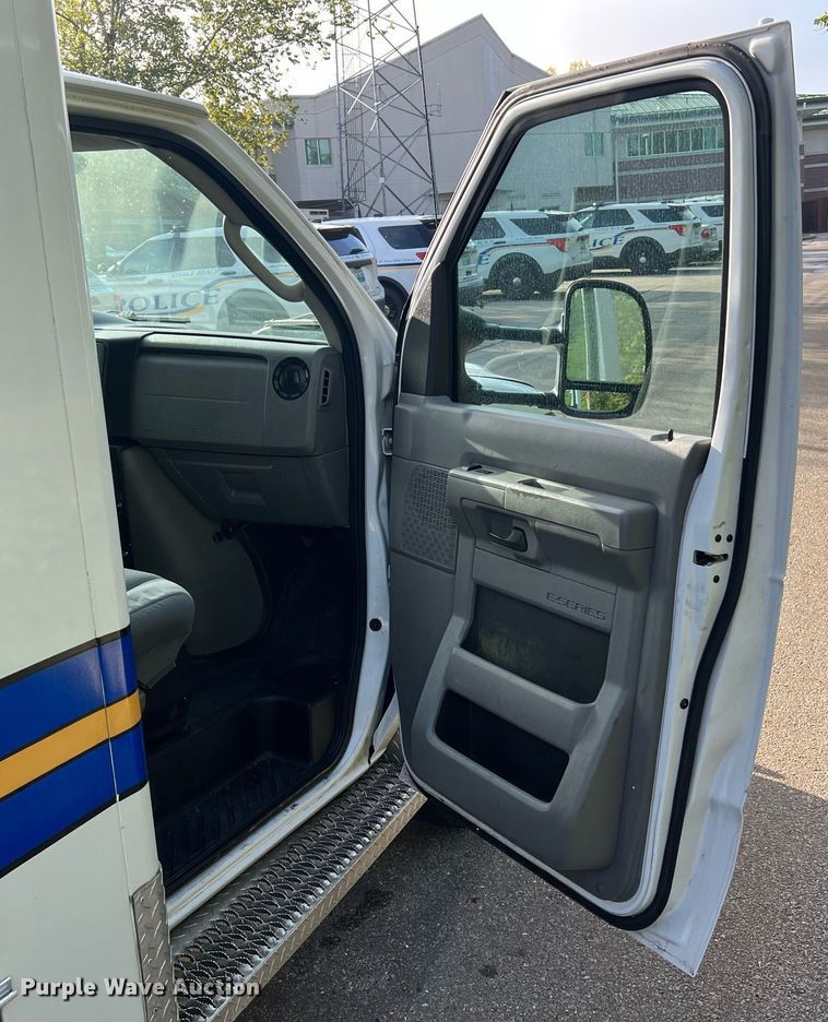 image for item NA9212 2010 Ford E450 ambulance