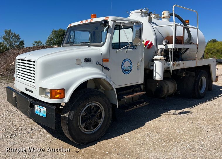 image for item NA9220 1996 International 4900  tank truck