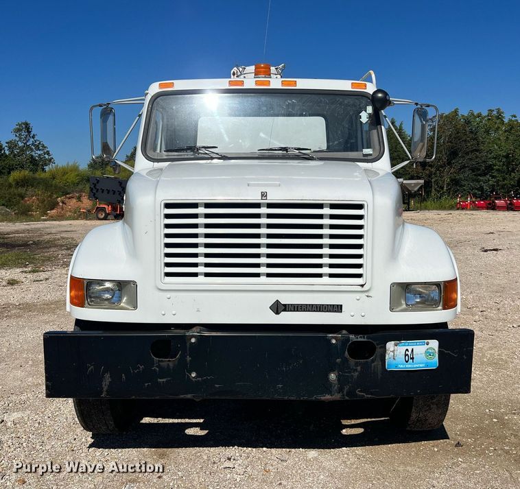 image for item NA9220 1996 International 4900  tank truck