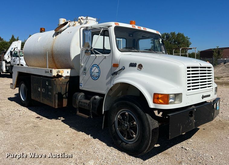 image for item NA9220 1996 International 4900  tank truck