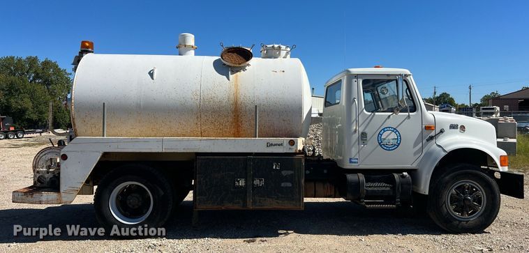 image for item NA9220 1996 International 4900  tank truck
