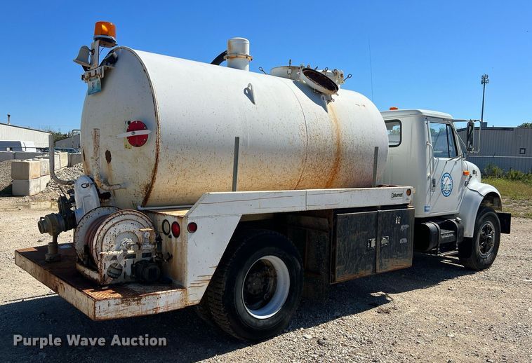 image for item NA9220 1996 International 4900  tank truck