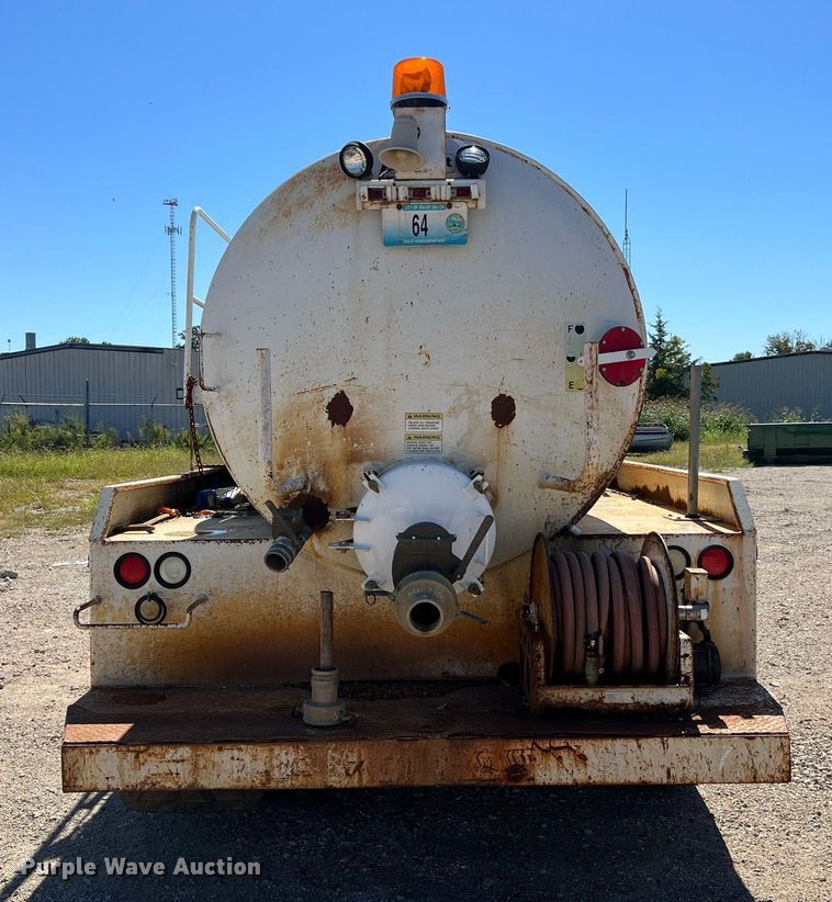 image for item NA9220 1996 International 4900  tank truck