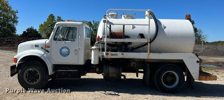 image for item NA9220 1996 International 4900  tank truck