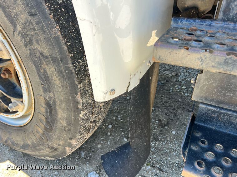 image for item NA9220 1996 International 4900  tank truck