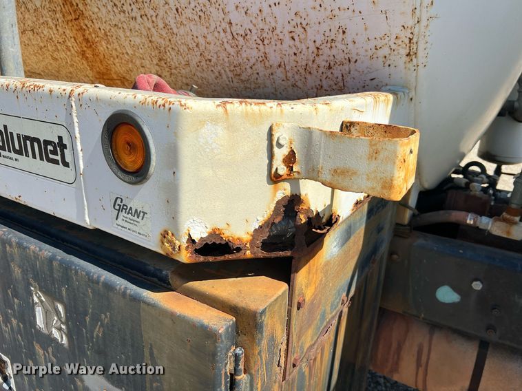 image for item NA9220 1996 International 4900  tank truck