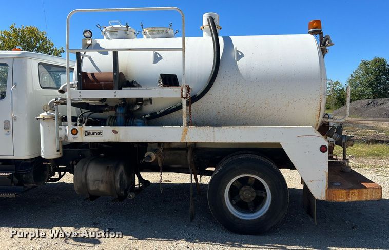 image for item NA9220 1996 International 4900  tank truck