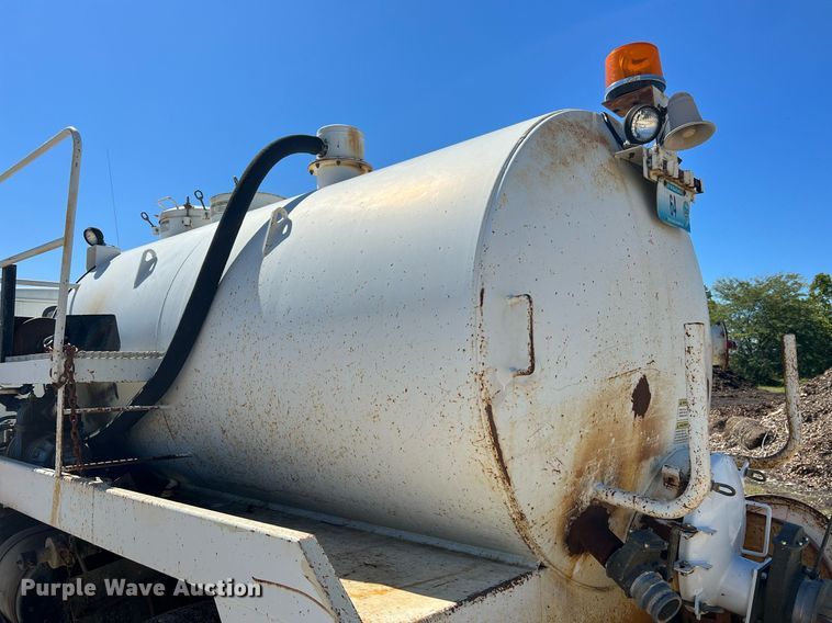 image for item NA9220 1996 International 4900  tank truck