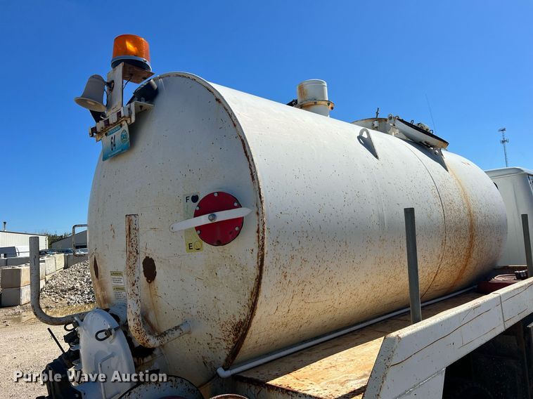 image for item NA9220 1996 International 4900  tank truck