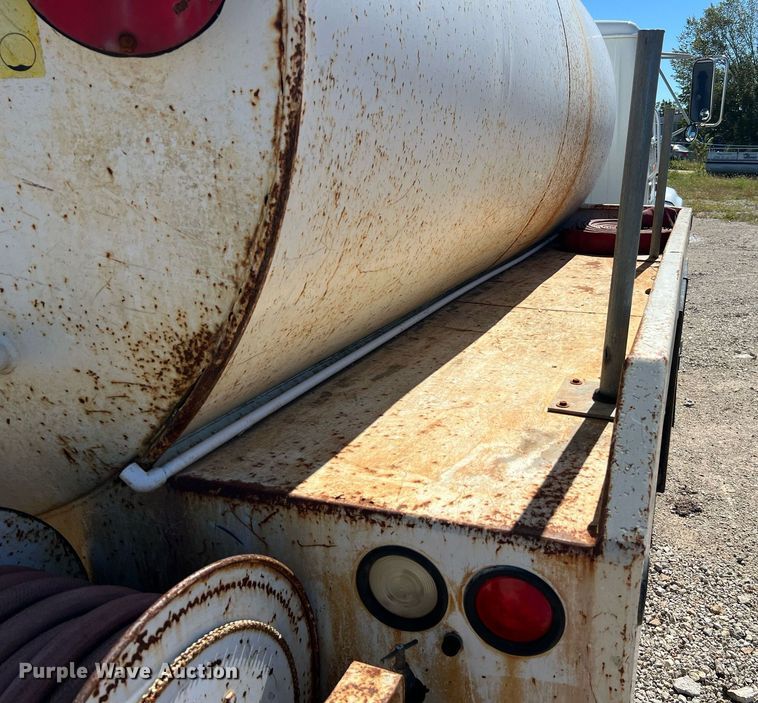 image for item NA9220 1996 International 4900  tank truck