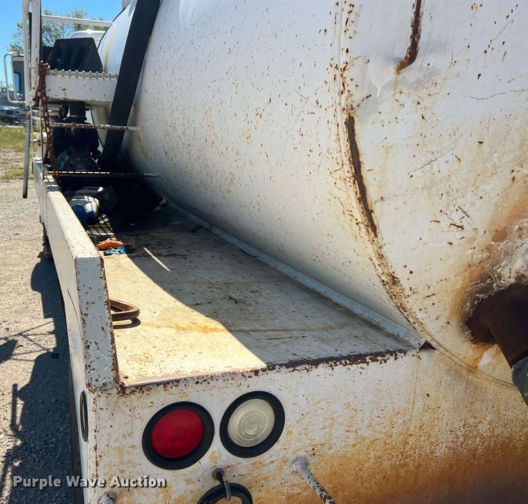 image for item NA9220 1996 International 4900  tank truck