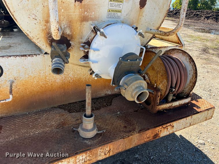 image for item NA9220 1996 International 4900  tank truck