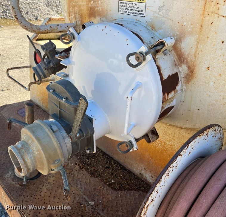 image for item NA9220 1996 International 4900  tank truck