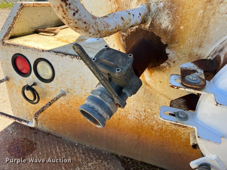 image for item NA9220 1996 International 4900  tank truck