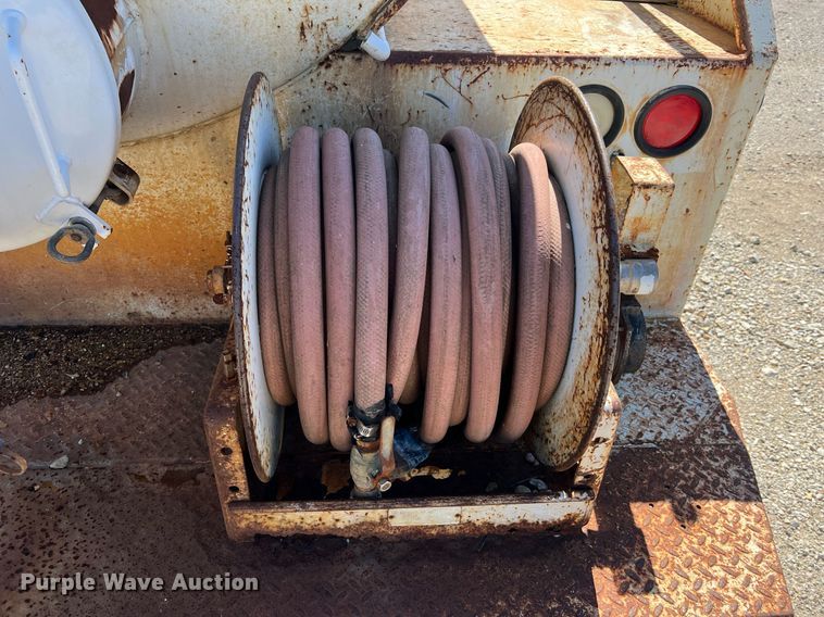 image for item NA9220 1996 International 4900  tank truck