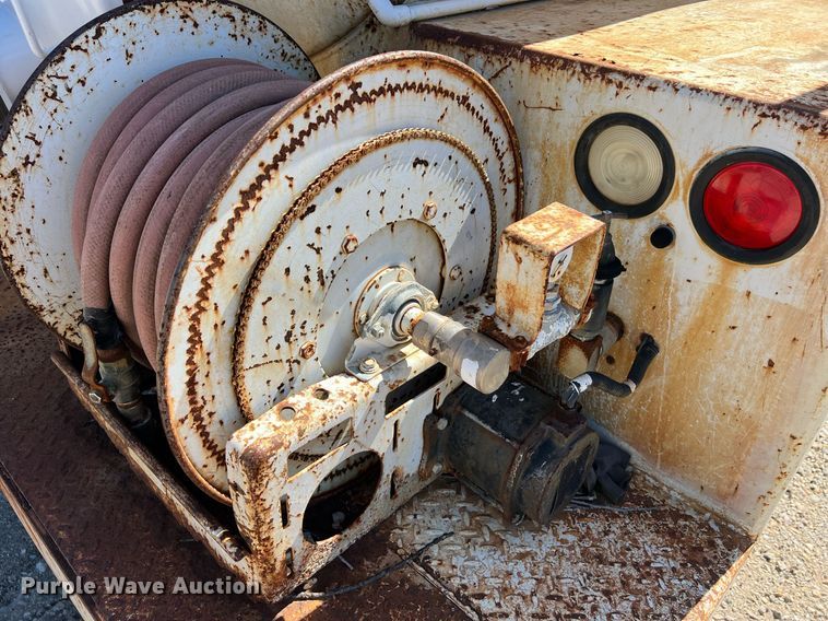 image for item NA9220 1996 International 4900  tank truck