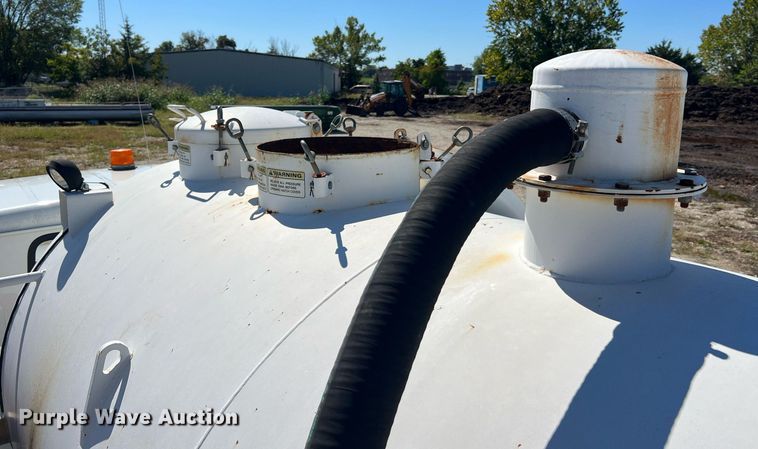 image for item NA9220 1996 International 4900  tank truck