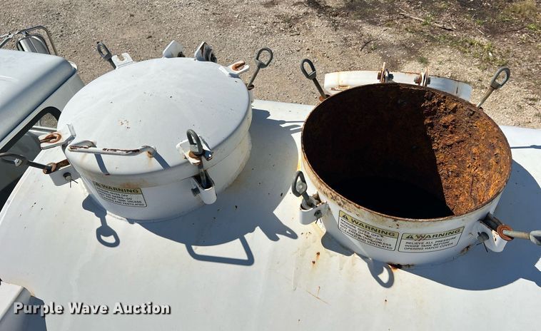 image for item NA9220 1996 International 4900  tank truck