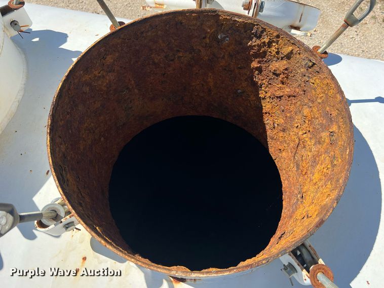 image for item NA9220 1996 International 4900  tank truck