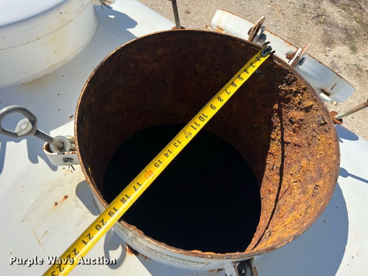 image for item NA9220 1996 International 4900  tank truck