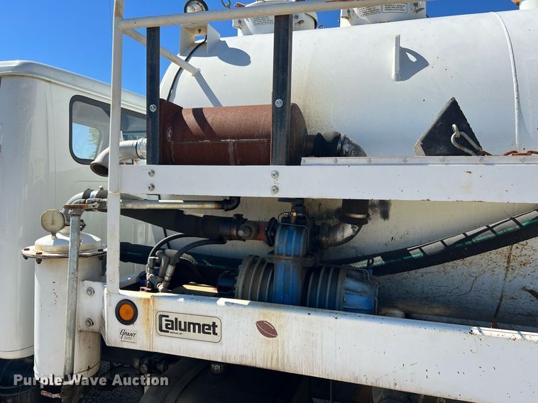 image for item NA9220 1996 International 4900  tank truck
