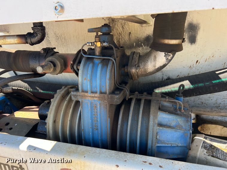 image for item NA9220 1996 International 4900  tank truck