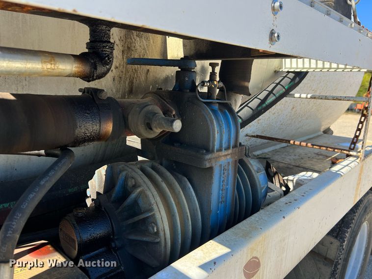 image for item NA9220 1996 International 4900  tank truck