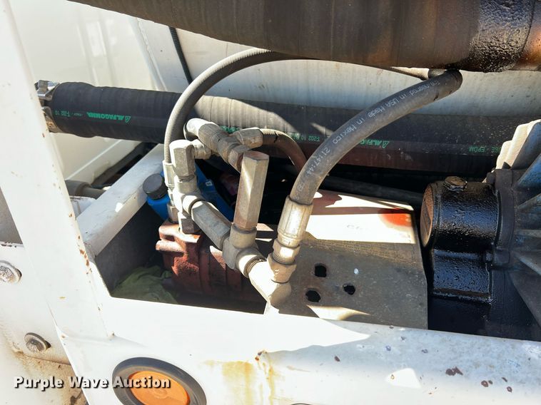 image for item NA9220 1996 International 4900  tank truck