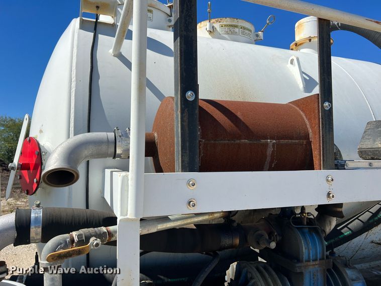 image for item NA9220 1996 International 4900  tank truck