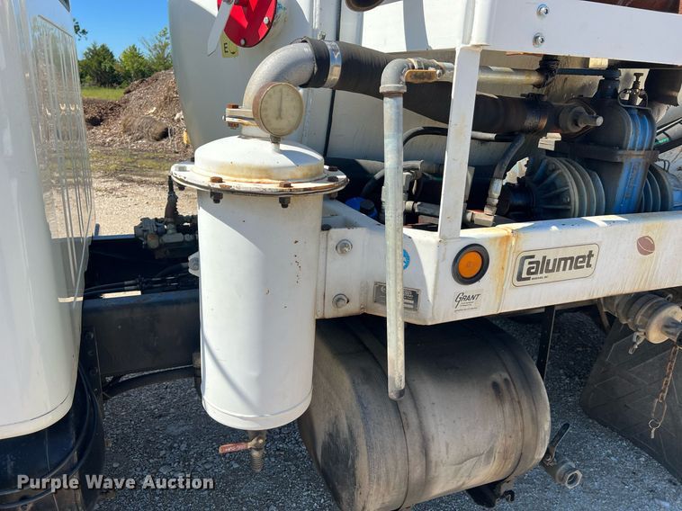 image for item NA9220 1996 International 4900  tank truck