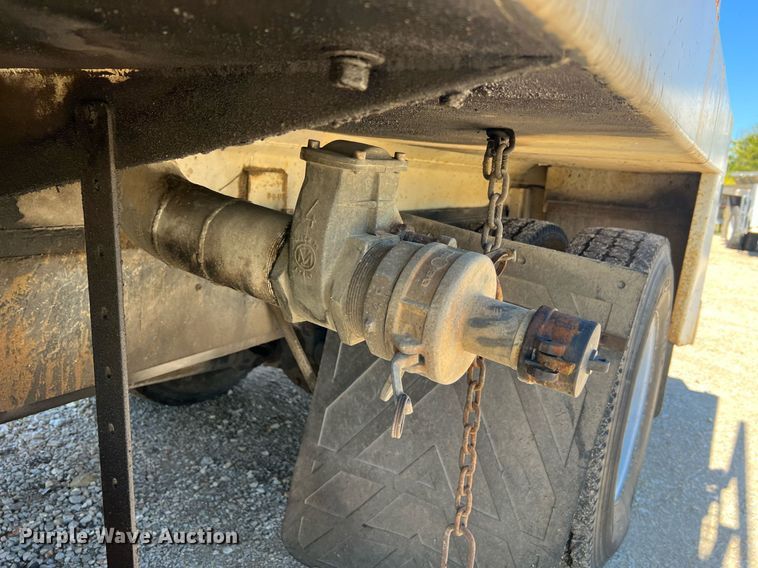 image for item NA9220 1996 International 4900  tank truck