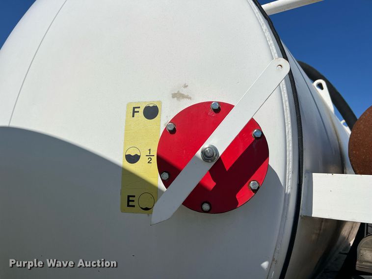 image for item NA9220 1996 International 4900  tank truck